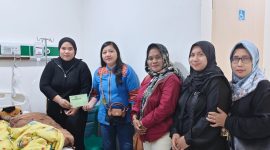 Ketua Persit KCK Ranting 4 Koramil 03/GP Tunjukkan Kepedulian, Jenguk Putri Anggota yang Dirawat di Rumah Sakit