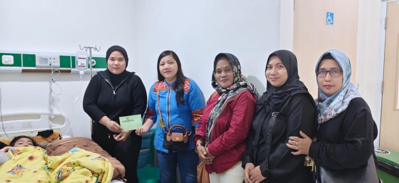 Ketua Persit KCK Ranting 4 Koramil 03/GP Tunjukkan Kepedulian, Jenguk Putri Anggota yang Dirawat di Rumah Sakit