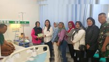 Wujudkan Kepedulian dan Solidaritas, Ketua Persit KCK Ranting 4 Koramil 03/GP Ny. Nita Tri Atmojo Besuk Sertu Dhany Firmansyah