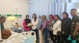 Wujudkan Kepedulian dan Solidaritas, Ketua Persit KCK Ranting 4 Koramil 03/GP Ny. Nita Tri Atmojo Besuk Sertu Dhany Firmansyah