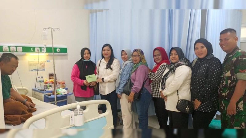 Wujudkan Kepedulian dan Solidaritas, Ketua Persit KCK Ranting 4 Koramil 03/GP Ny. Nita Tri Atmojo Besuk Sertu Dhany Firmansyah