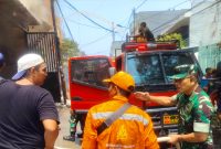 Danramil 01/Taman Sari Mayor Inf Manatap Rajagukguk, S.E., M.H., M.M., dan personel Koramil 01/TS bergerak cepat membantu penanganan kebakaran rumah warga yang masih dalam proses pembangunan