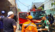 Danramil 01/Taman Sari Mayor Inf Manatap Rajagukguk, S.E., M.H., M.M., dan personel Koramil 01/TS bergerak cepat membantu penanganan kebakaran rumah warga yang masih dalam proses pembangunan