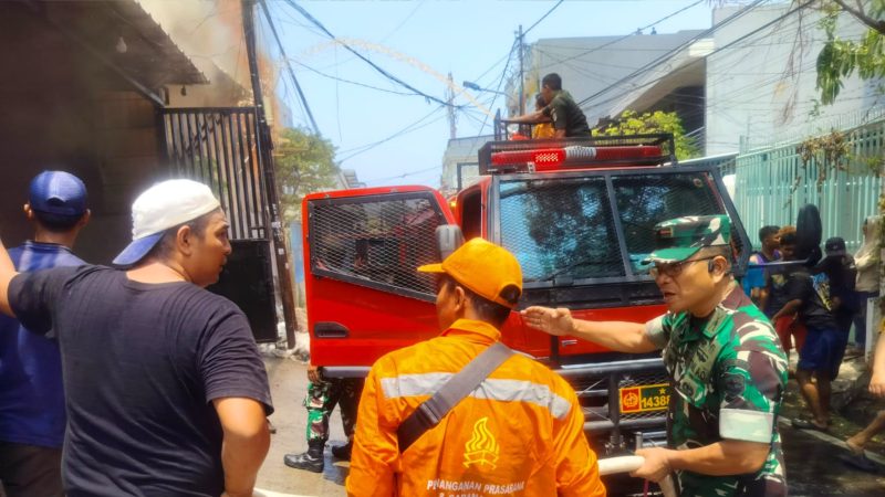 Danramil 01/Taman Sari Mayor Inf Manatap Rajagukguk, S.E., M.H., M.M., dan personel Koramil 01/TS bergerak cepat membantu penanganan kebakaran rumah warga yang masih dalam proses pembangunan