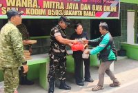 Koramil 01/TS Kolaborasi Dengan Pengurus RW.01 Taman Sari Gelar Jumat Berkah Bagikan 50 Paket Sembako dan Nasi Kotak kepada Pengemudi Ojek Online