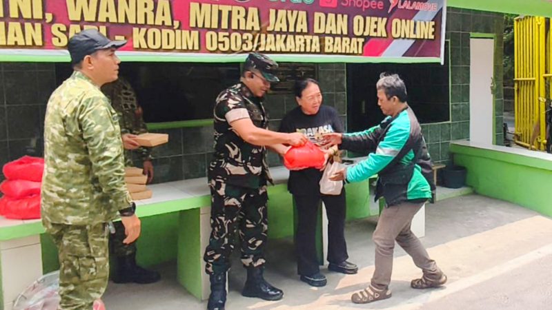 Koramil 01/TS Kolaborasi Dengan Pengurus RW.01 Taman Sari Gelar Jumat Berkah Bagikan 50 Paket Sembako dan Nasi Kotak kepada Pengemudi Ojek Online