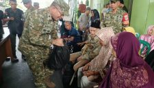 Peringati HUT ke-28 Korem 052/Wkr, Danramil 01/Taman Sari Mayor Inf Manatap Rajagukguk Gelar Baksos Jumat Berkah Bagikan 150 Paket Sembako