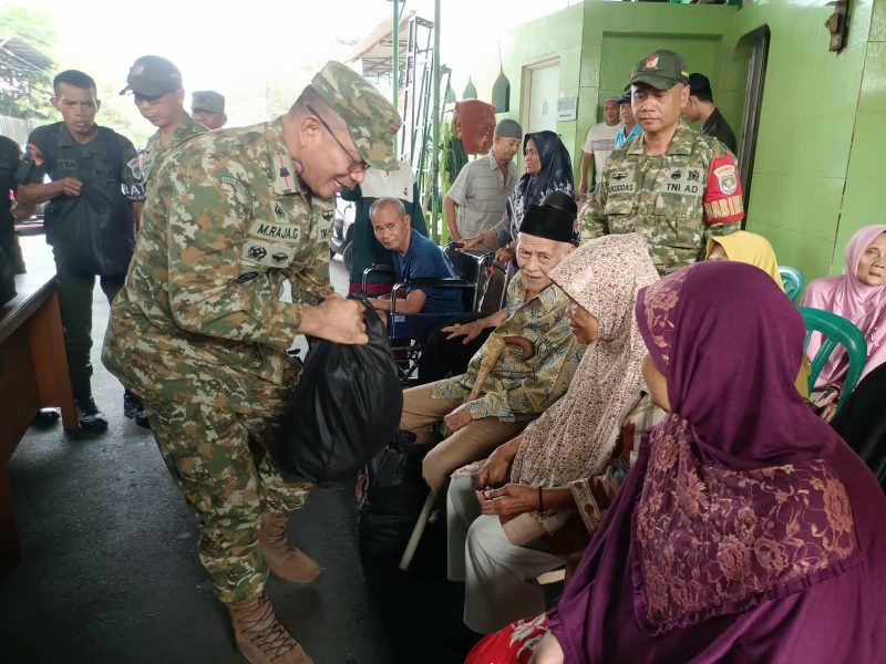Peringati HUT ke-28 Korem 052/Wkr, Danramil 01/Taman Sari Mayor Inf Manatap Rajagukguk Gelar Baksos Jumat Berkah Bagikan 150 Paket Sembako