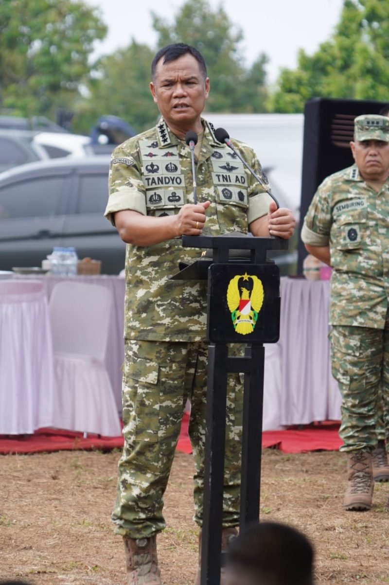 Pangdam Jaya/Jayakarta Letjen TNI Deddy Suryadi, S.I.P., M.Si., mendampingi Kepala Staf Angkatan Darat (Kasad) Jenderal TNI Tandyo Budi Revita, S.I.P., M.H., meninjau marshalling area Yonif TP 204/Purnawarman dan Yonif TP 205/Gandamana